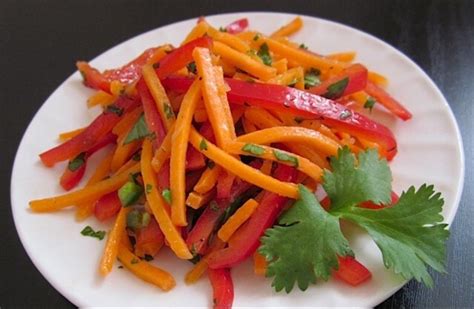 Salotos su paprika, greipfrutu ir kriauše