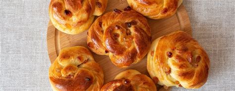 Mielinės bandelės su razinomis ir kava