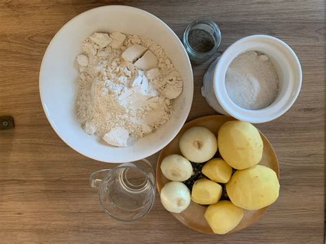 Pagrindiniai ingredientai orkaitei keptai mėsai su bulvėmis