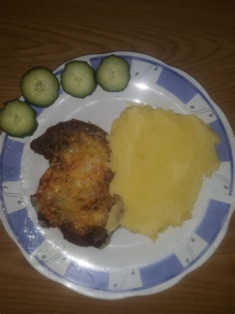 Iškeptas patiekalas su sūrio ir majonezo plutele iš orkaitės