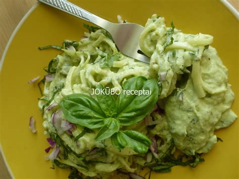 Cukinijų makaronai su švelniu avokado padažu