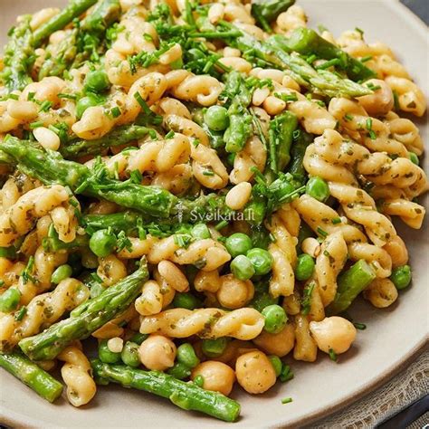 Cukinijų makaronai su pesto ir kedro riešutais