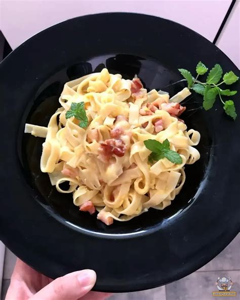 Lėkštė Carbonara makaronų su šonine ir sūriu
