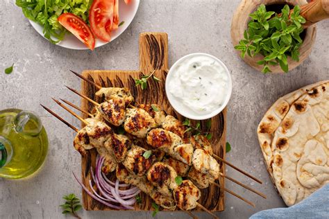 Graikiški souvlaki su tzatziki padažu