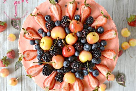 Vaisių ir uogų tortas be kepimo
