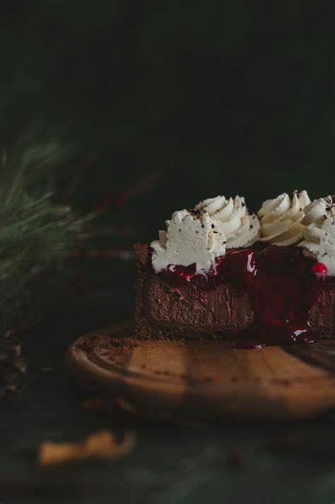 Traškios vyšnaitės tortas su sūrio kremu ir vyšniomis