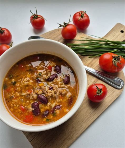 Čili sriubos patiekimas su priedais