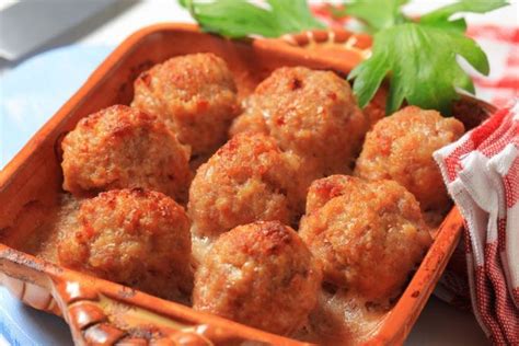 procesas, kaip formuojami mėsos kukuliai drėgnomis rankomis