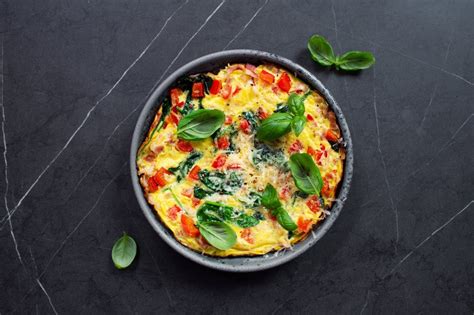 Omletas su daržovėmis ant skrebučio