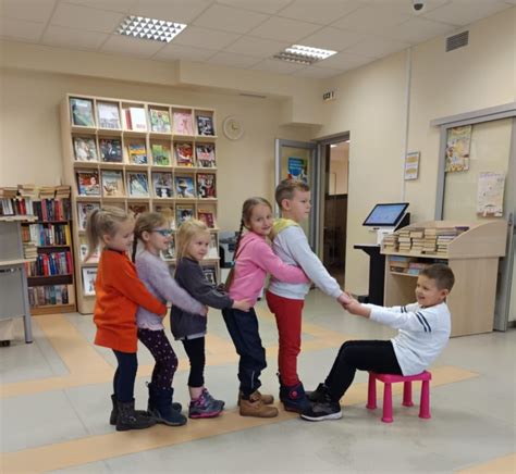 Vaikai bibliotekoje skaito knygas apie kosmosą