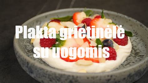 Plakta grietinėlė su uogomis ir mėta