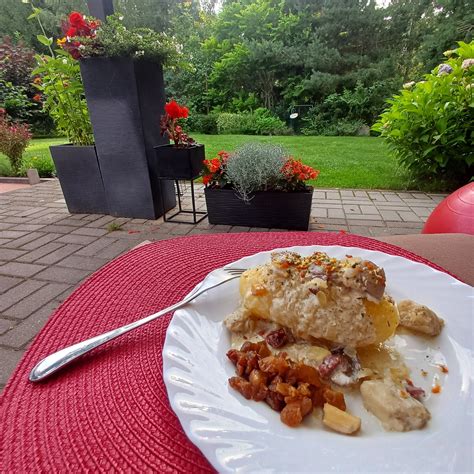 Vaizdingas miško grybų ir silkės patiekalo vaizdas