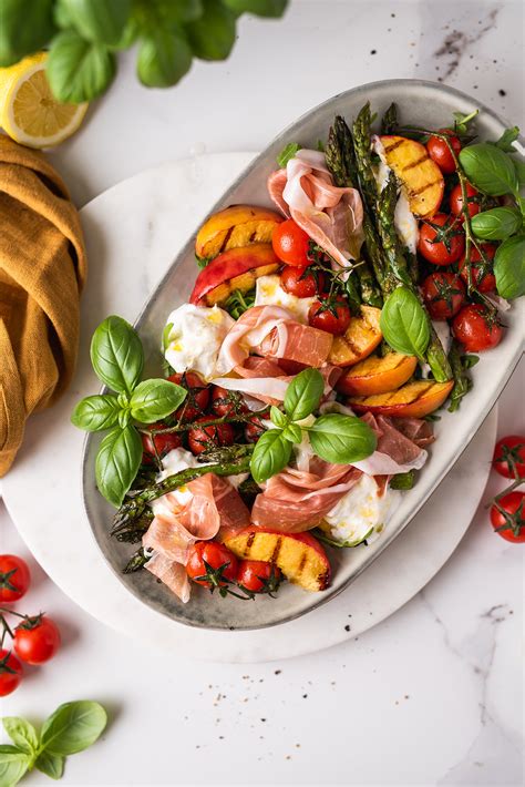 Keptų daržovių asorti su burrata ir gražgarstėmis