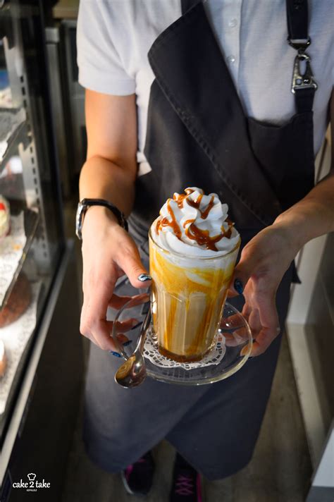 Įvairūs kavos gėrimai su priedais