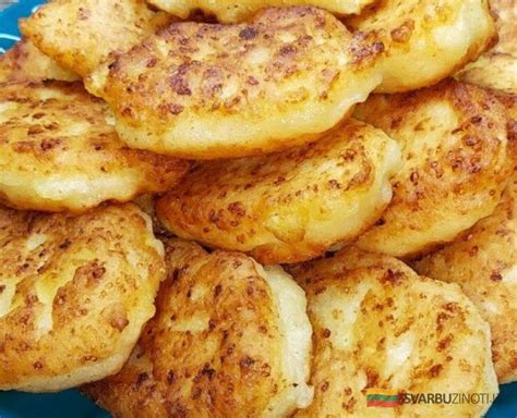 Rudeniškų kopūstų blynų patiekimas su grietine