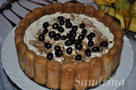 Nekeptas tiramisu tortas su damų piršteliais