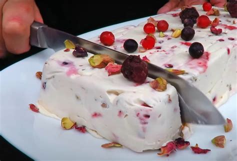 Įvairūs priedai obuolių pyragui: uogos, riešutai, šokoladas