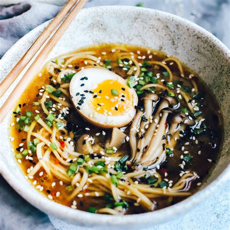 Ramen dubenėlis su antiena ir kiaušiniu
