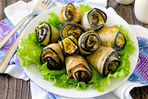 Baklažanų vyniotiniai su sūriu ir žalumynais