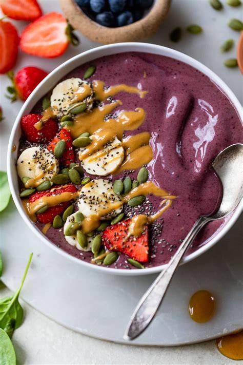 Smoothie bowl su egzotiniais vaisiais ir granola