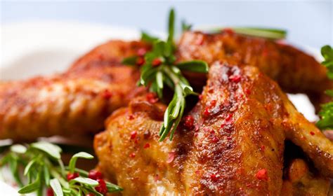 vištienos sparneliai apvoliojami miltuose