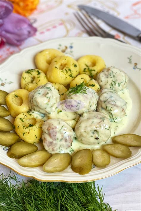 Lėkštė su gardžiais mėsos kukuliais padaže ir bulvių koše