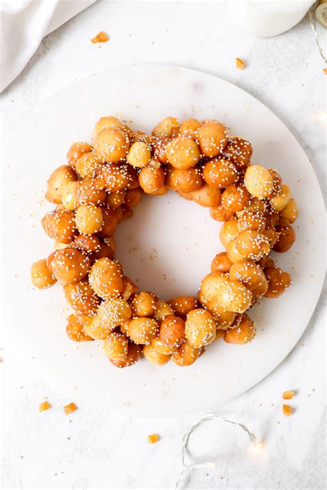 Struffoli desertas, suformuotas į eglutę ir papuoštas pabarstukais