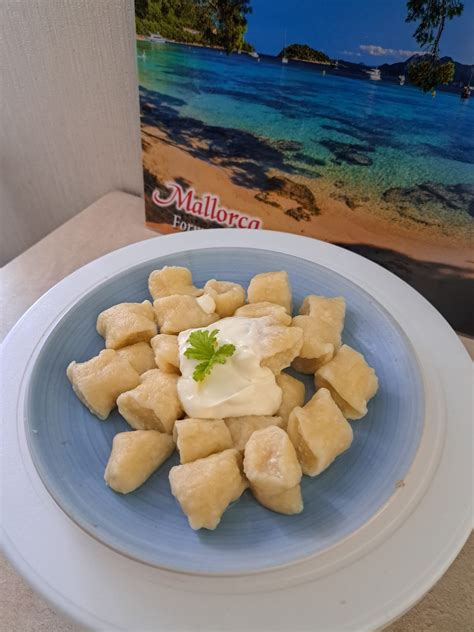 Tradiciniai rusiški Pelmeniai su grietine