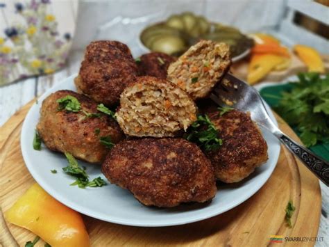 Įvairūs patiekalai su morkomis, kiaušiniais ir manų kruopomis