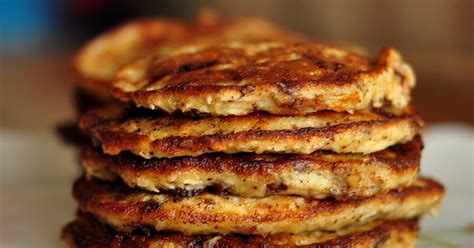 Bananų ir kokosų blynų torto idėja