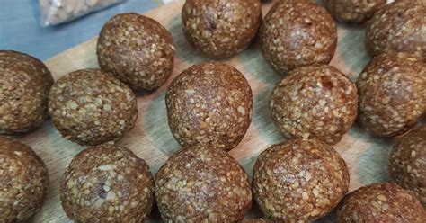 Veganiški rutuliukai iš datulių ir saulėgrąžų
