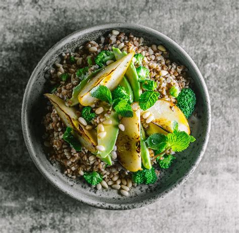 Grikiai su keptomis kriaušėmis ir riešutais