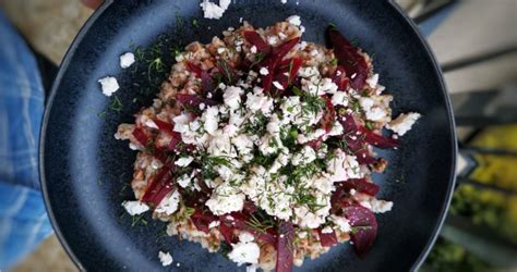 Marokietiškos grikių salotos su daržovėmis ir sūriu