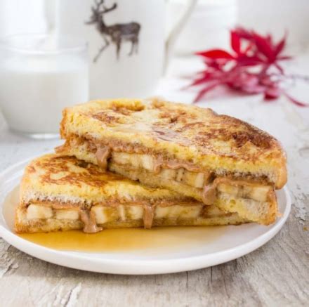 Prancūziškas skrebutis su riešutų sviestu ir bananais