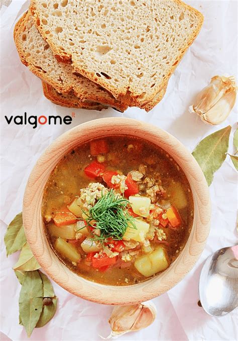 Patiektos vegetariškos charčio sriubos lėkštė