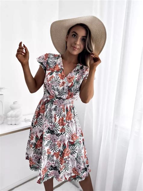 Dalyviai su elegantiška balta apranga ir gėlių motyvais