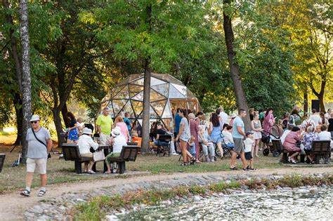 Draugų ir šeimų susibūrimas baltajame piknike