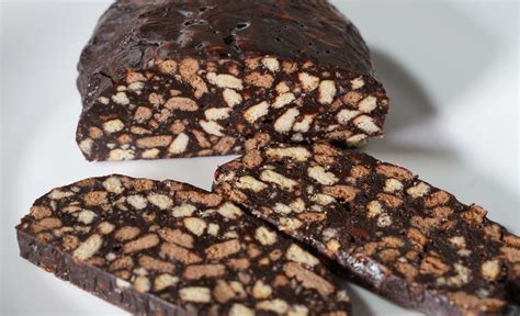 supjaustytas tinginys su apelsinų skonio sausainiais ir pabarstytas milteliniu cukrumi