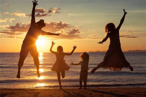 šeima kartu gamina tinginį pyragą