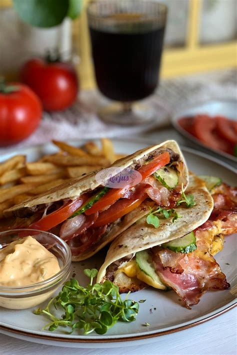 Mėsainių pasirinkimas greitojo maisto restorane