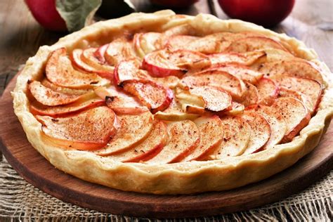 Nuotrauka su skirtingais obuolių pyrago variantais