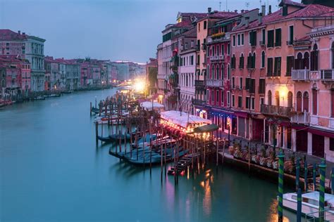 Turistai su gidu Europos mieste