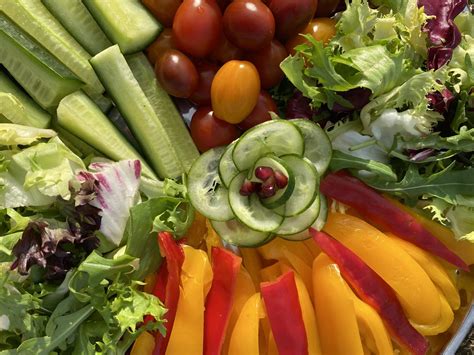 Įvairių spalvų šviežių salotų lapų asorti