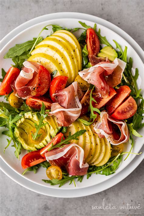 Salotos su persimonais, avokadais ir kumpiu