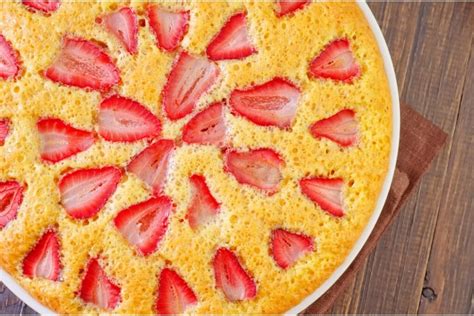 Pyragas su kondensuotu pienu ir uogomis