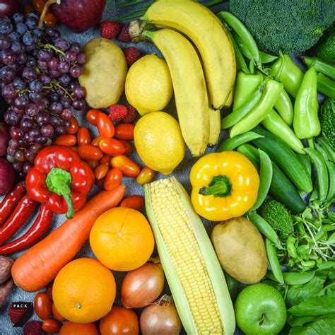 Švieži brokoliai ir kitos daržovės ingredientams