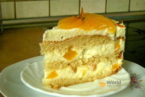 Klasikinis biskvitinis tortas su persikais ir grietinėle