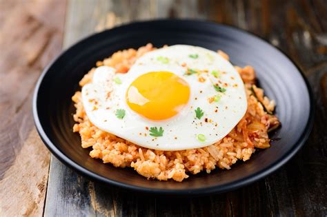 Kepti ryžiai su Kimchi ir keptu kiaušiniu