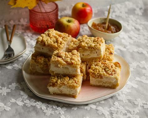 įvairūs obuolių pyragai ant stalo