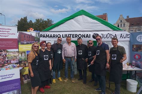 Komandos „Juoda avis“ nariai prie puodų